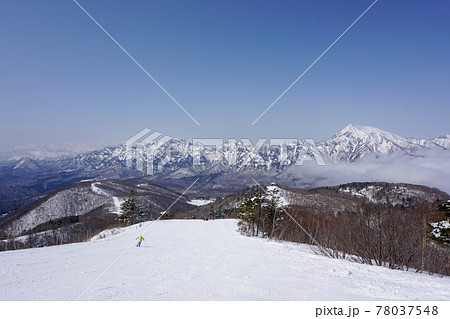 冬の戸隠連峰を望むゲレンデ(長野県) 冬の戸隠連峰を望むゲレンデ(長野県) 78037548