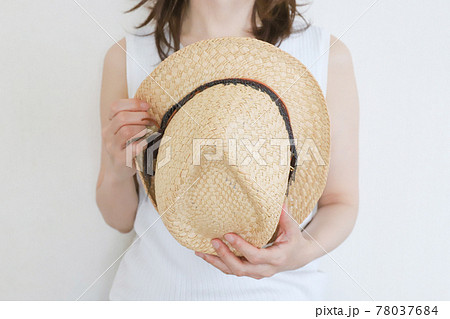 麦わら帽子を持った女性 麦わら帽子を持った女性 78037684