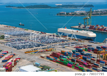 【ロジスティクス】コンテナターミナルに停泊する自動車運搬船 78037795