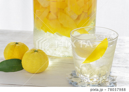 自家製ゆず酒とゆずの実 78037988