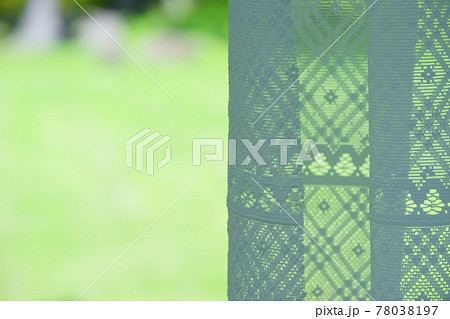 カーテンの向こうの芝の庭3 78038197