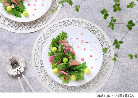 渦巻ビーツと生ハムメロンのサラダ　ドットソース 78038316