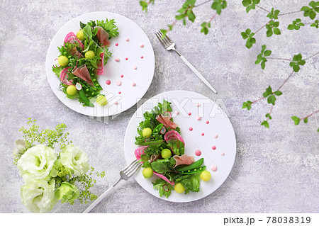 渦巻ビーツと生ハムメロンのサラダ　ドットソース 78038319