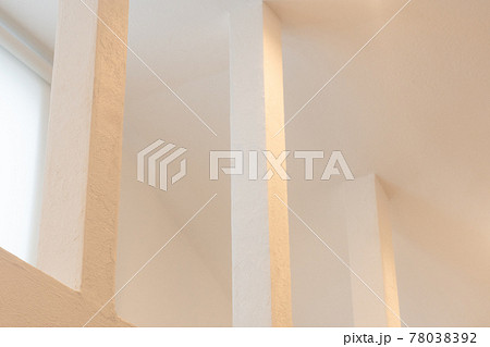 吹き抜けの窓 78038392