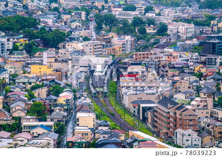 日本の横浜都市景観　菊名駅やJR横浜線の電車などを望む 78039223
