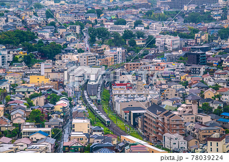 日本の横浜都市景観　菊名駅やJR横浜線の電車などを望む 78039224