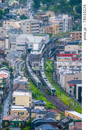日本の横浜都市景観　菊名駅やJR横浜線の電車などを望む 78039226