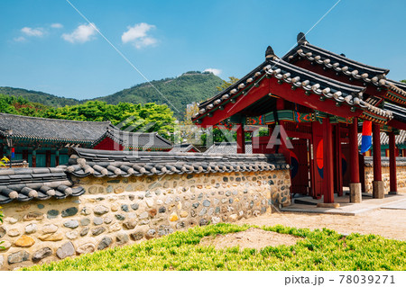 Royal Tomb of King Suro in Gimhae, Korea 78039271