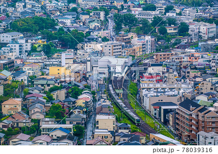 日本の横浜都市景観　菊名駅やJR横浜線の電車などを望む 78039316