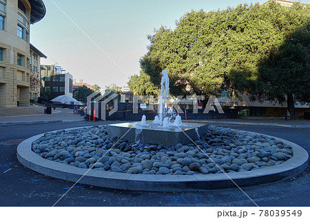 スタンフォード大学のゲイツコンピュータサイエンスビルディングの前の噴水 スタンフォード大学のゲイツコンピュータサイエンスビルディングの前の噴水 78039549