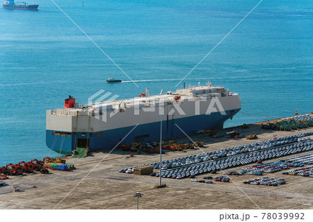 【ロジスティクス】コンテナターミナルに停泊する自動車運搬船 78039992
