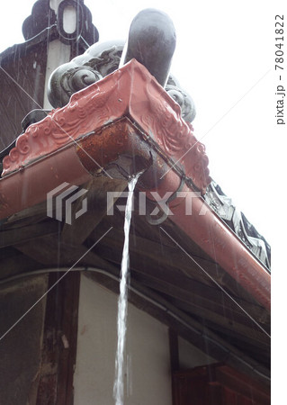 古民家　穴の開いた雨樋 78041822