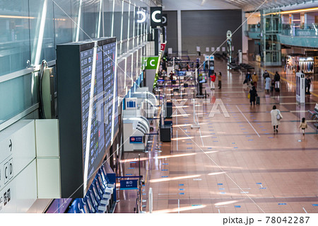 【羽田空港 緊急事態宣言下の第2ターミナル出発ロビー】 【羽田空港 緊急事態宣言下の第2ターミナル出発ロビー】 78042287