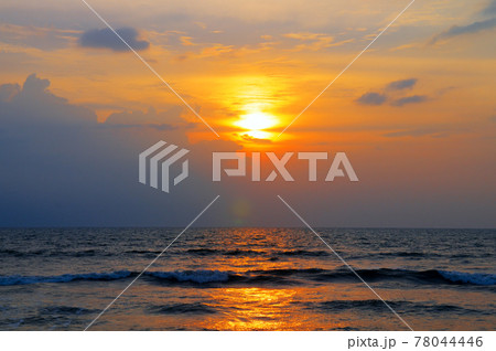 Seascape on a sunset, Horizon over the water. 78044446