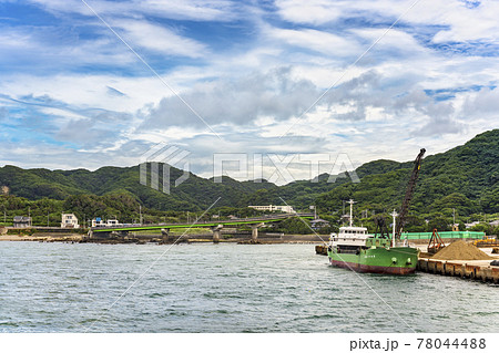 [千葉・金谷] 房総半島の鋸山に通る千葉県道237号の富津浜金ICと砂を運ぶガット船。 78044488