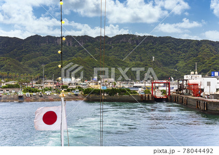 [千葉・金谷] かなや丸から見た房総半島の鋸山のにある金谷港のフェリーターミナルと日の丸の国旗。 78044492