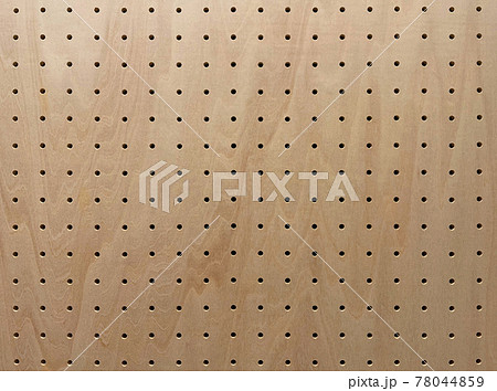 木目のある薄茶色の有孔ボードの背景画像 木目のある薄茶色の有孔ボードの背景画像 78044859