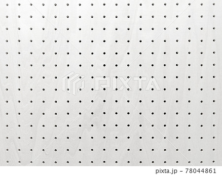 木目のある白い有孔ボードの背景画像 78044861