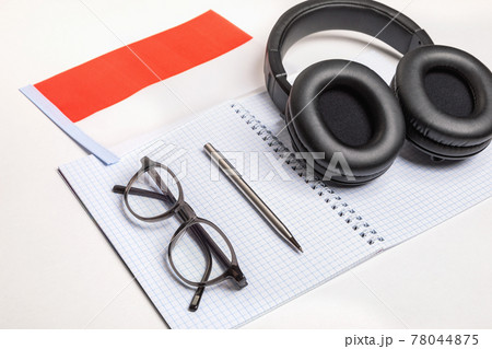 Learning foreign languages in Indonesia with audio recordings and headphones Learning foreign languages in Indonesia with audio recordings and headphones 78044875