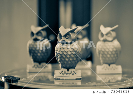 The models of owls created on the 3d printer stand on the desktop 78045313