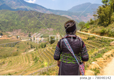 Woman in Vietnam traditional clothes 78046142