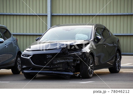 事故車 前面が壊れた自動車 事故車 前面が壊れた自動車 78046212