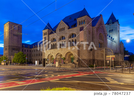 Poznan. Adam Mickiewicz Square at sunset. 78047237