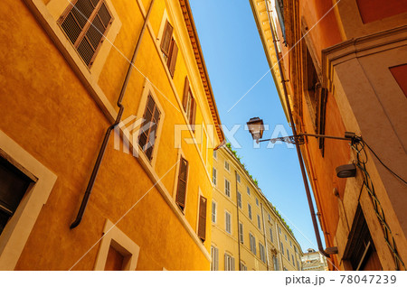 Narrow streets with old mediaval residential buildings in Rome, Italy 78047239