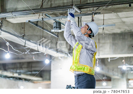建築現場で点検をする作業員 78047653