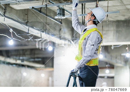 建築現場で点検をする作業員 78047669