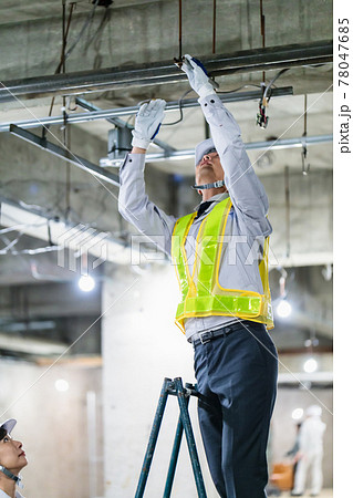 建築現場で点検をする作業員 建築現場で点検をする作業員 78047685