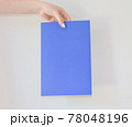 Colored cardboard with an announcement in the hand of a young girl with interesting and important information. card for the inscription. 78048196