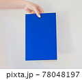 Colored cardboard with an announcement in the hand of a young girl with interesting and important information. card for the inscription. 78048197