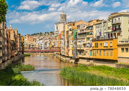 Colorful houses and Eiffel bridge in Girona 78048650