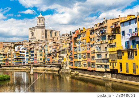 Colorful houses in Girona 78048651