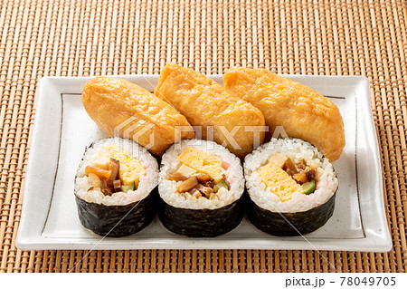 助六寿司(稲荷寿司と巻き寿司の盛り合わせ)。 78049705