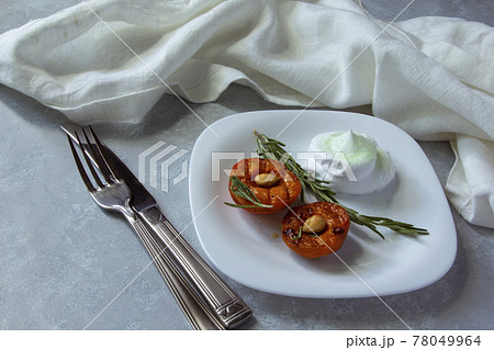 Grilled apricots with whipped cream and thyme 78049964