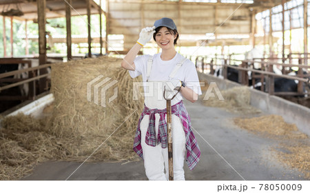 牧場で働く若い酪農家 牧場で働く若い酪農家 78050009