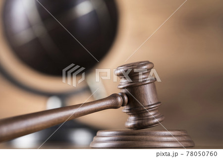 Globe, Law theme, mallet of judge, wooden gavel Globe, Law theme, mallet of judge, wooden gavel 78050760