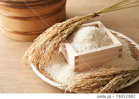 枡に盛られた白米 78052062