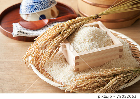 枡に盛られた白米 78052063