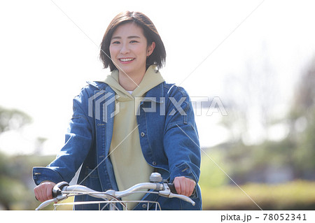自転車に乗る女性 自転車に乗る女性 78052341