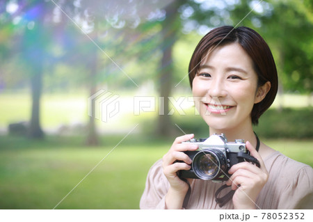 写真を撮る女性 写真を撮る女性 78052352