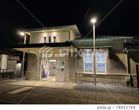 夜のこじんまりした駅舎 78052766