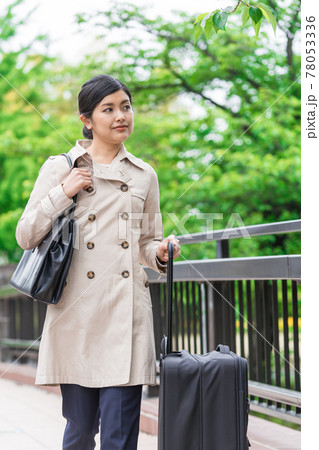 スーツケース(キャリーバック)を引いてる後ろ姿のビジネスウーマン スーツケース(キャリーバック)を引いてる後ろ姿のビジネスウーマン 78053336