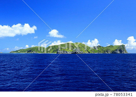 沖縄　海から見た渡名喜島 78053341