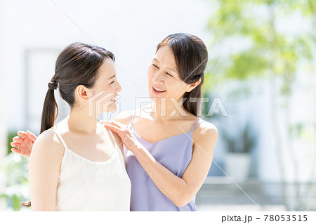 女性 ビューティー シニア 親子 78053515