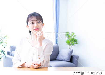 リビングでくつろぐ女性 78053521