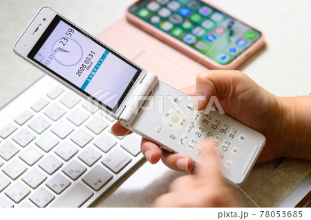 日本の古いタイプの携帯電話の操作イメージ 78053685