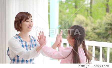 保育士と遊ぶ女の子 78053726